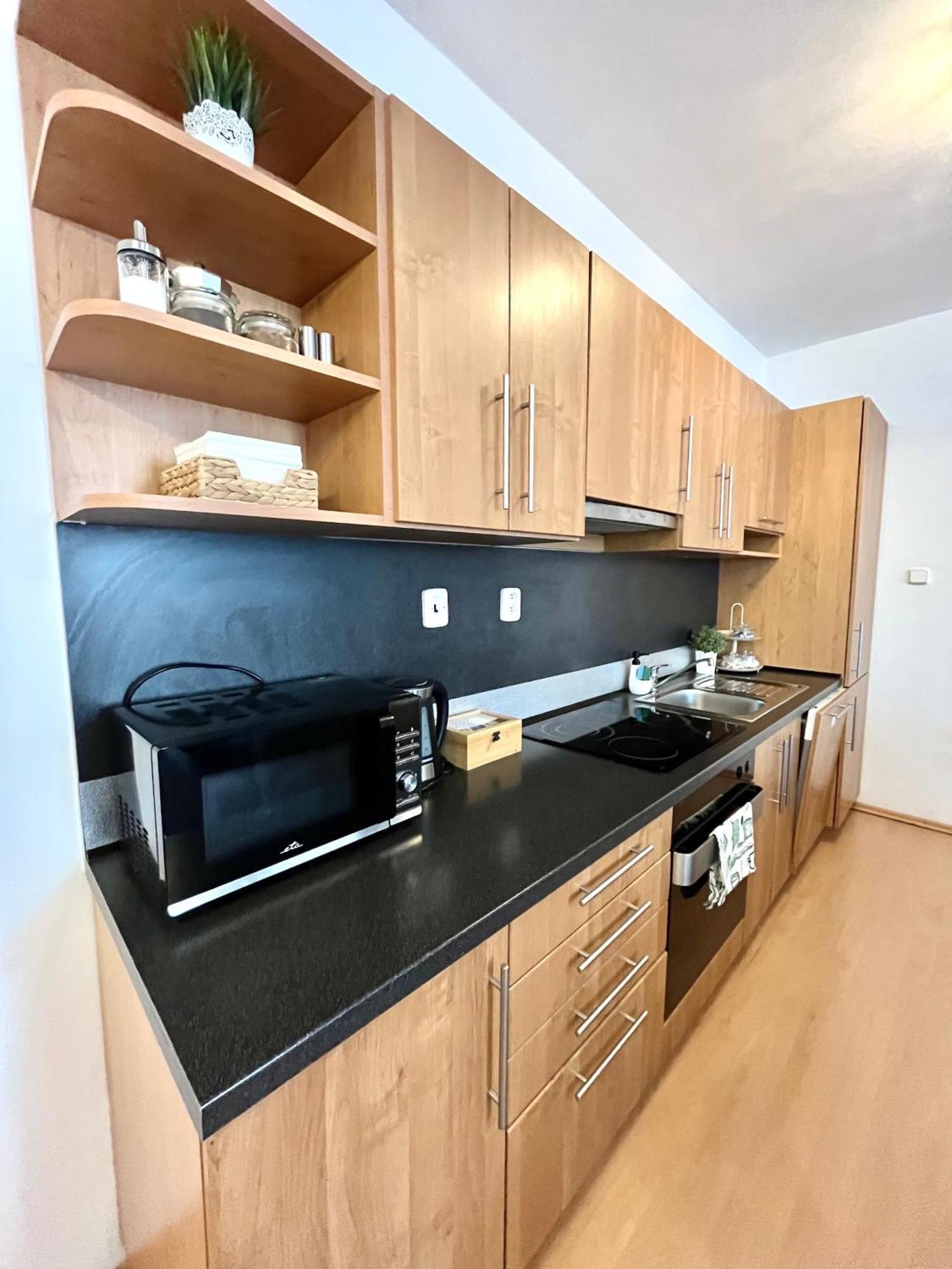 Tina - Old Town, Ac, Free Private Parking Apartment Pressburg